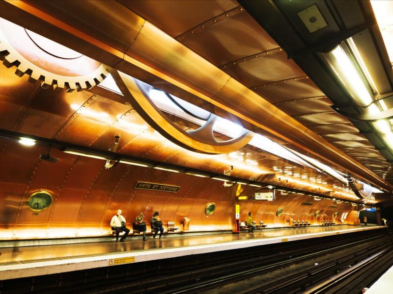 Paris’te bulunan bu istasyon Bakır kaplama duvarlara bir denizaltı şeklinde görünecek şekilde pencereler yerleştirilerek hazırlanmış.