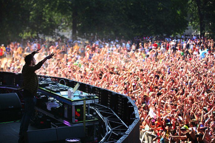amourfiIm's tweet photo. quote this tweet with someone you'd go to lollapalooza with https://t.co/CUjxXlspcv