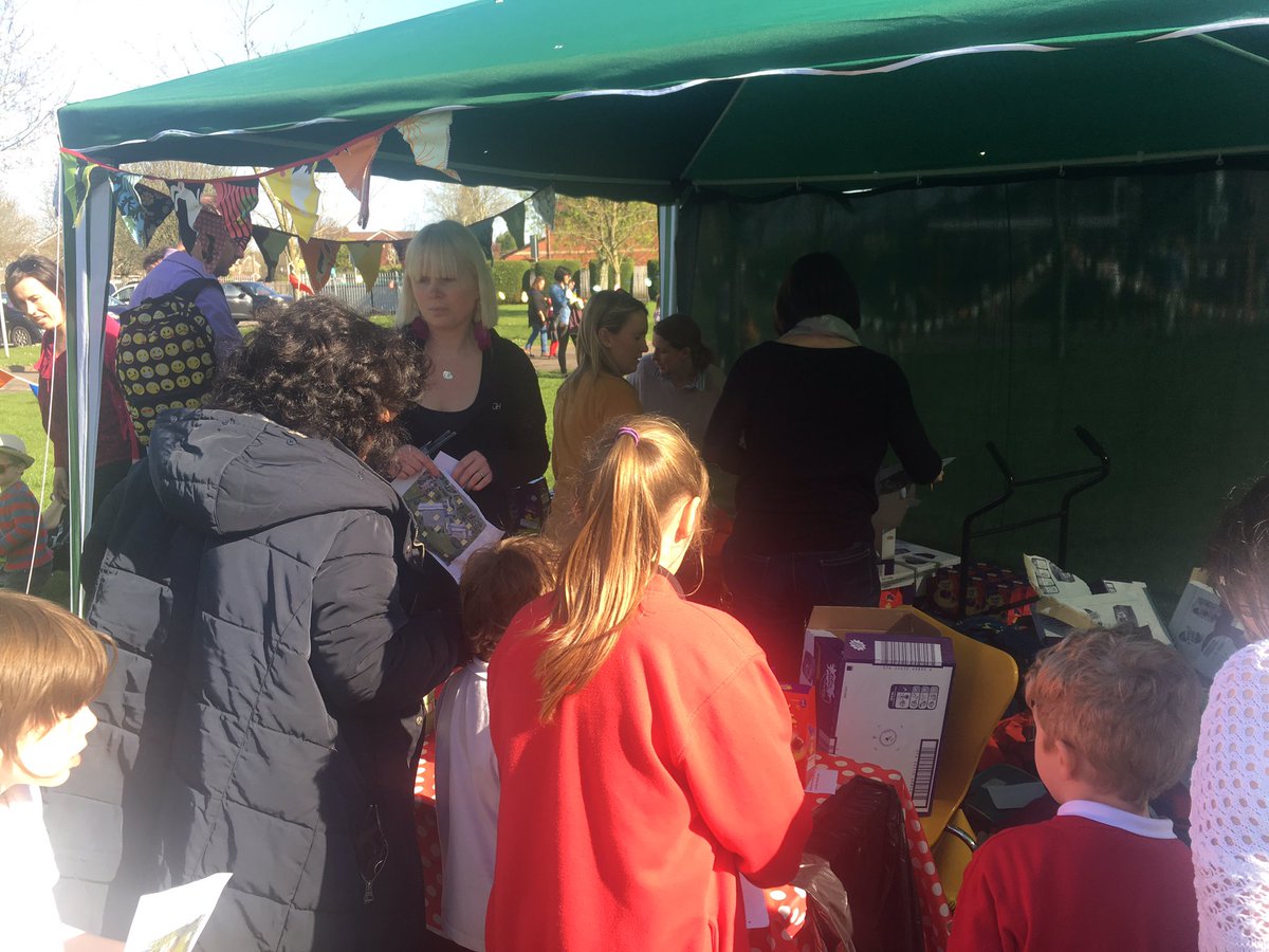 tonyrywenschool's tweet photo. Collecting their prizes! #easteregghunt #teamtyy #welldonewinners https://t.co/aq3GFcxR0f