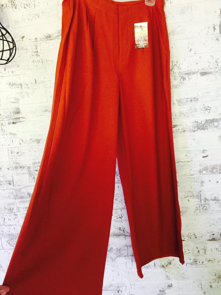 dimemoriginal's tweet photo. Pantalón "pitillo o skinny"se va este 2017 y llegan con una tendencia muy fuerte los pantalones acampanados utilizados en los años 70 #dimem https://t.co/k8Y2S1elvg