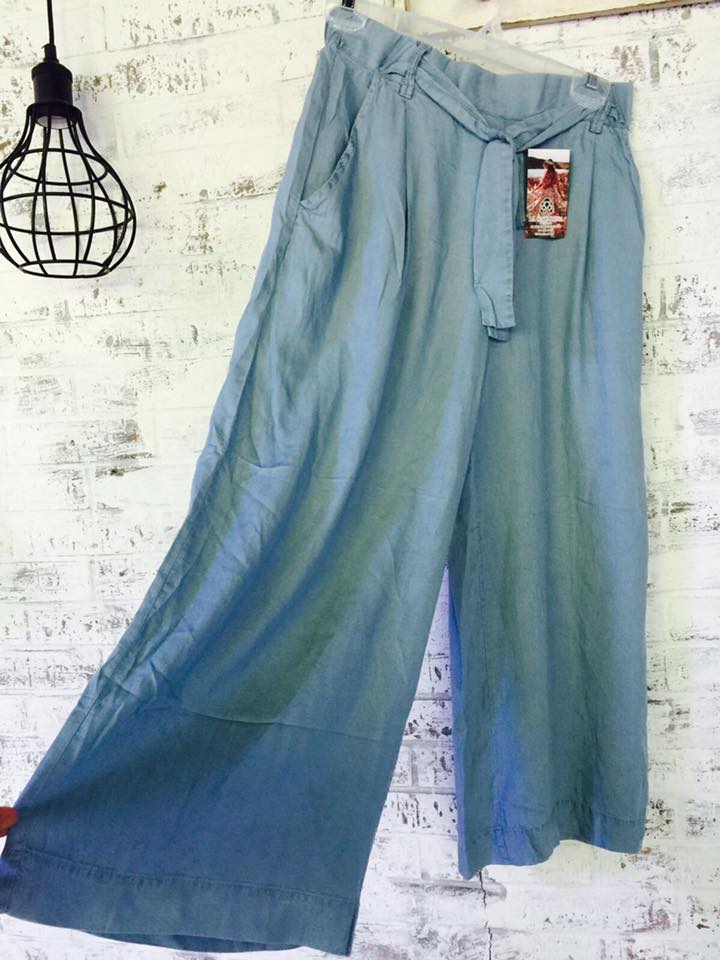 dimemoriginal's tweet photo. Pantalón "pitillo o skinny"se va este 2017 y llegan con una tendencia muy fuerte los pantalones acampanados utilizados en los años 70 #dimem https://t.co/k8Y2S1elvg
