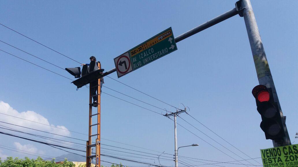 Reemplazo de Lente rojo en intersección de la Ave. Izalco y Blvd. Universitario, San Salvador