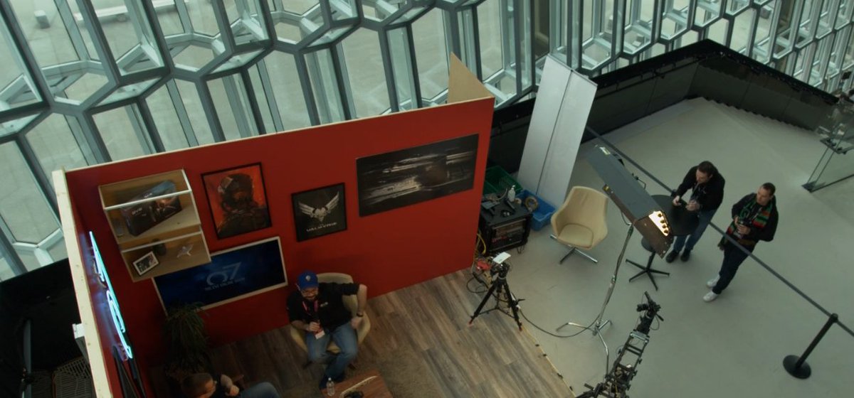 #MyFanfest Sitting on set watching the beautiful players wander around, and devs setting up the set! #tweetfleet  (I'm in the bottom left!)