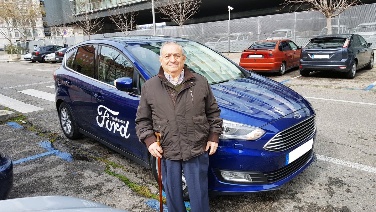 deysaford's tweet photo. Marcis, Voluntaria de la Asociación ABG, con el residente en el C-MAX. Gracias por hacerle feliz! #FordSundayDrive #Deysa @FordSpain https://t.co/YlcQ9bQwHh