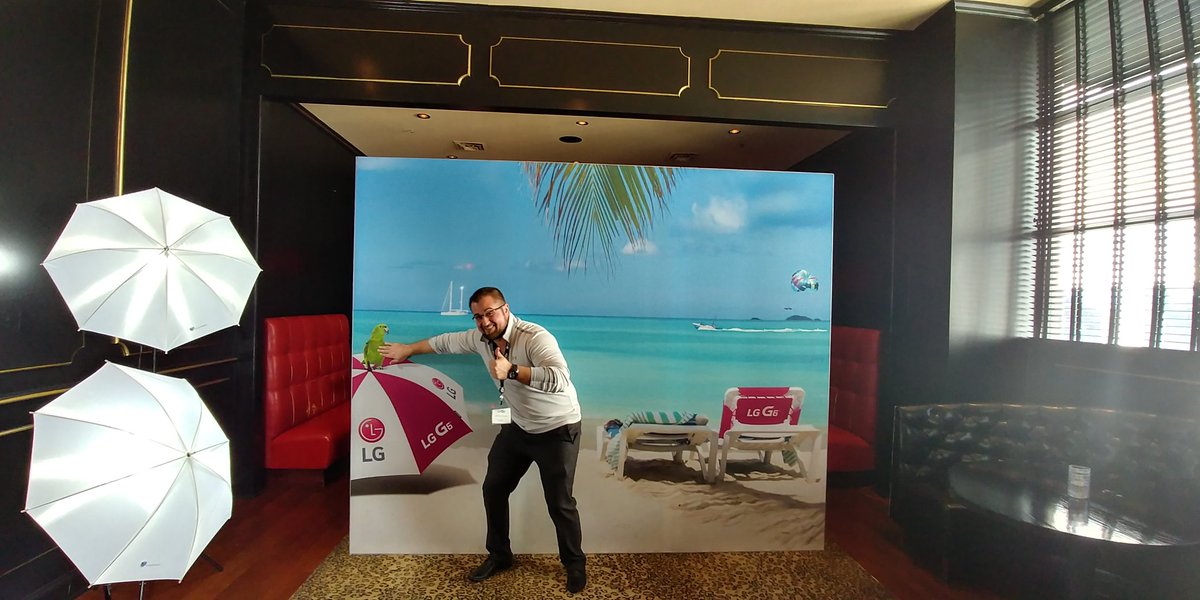 JohnnyCroney's tweet photo. Just chillin on that urban beach with my bird Petey 135 degree shots make everything look good...even me lol #LGG6KC #Sprint #WLExpress https://t.co/MkTcV3YXf5