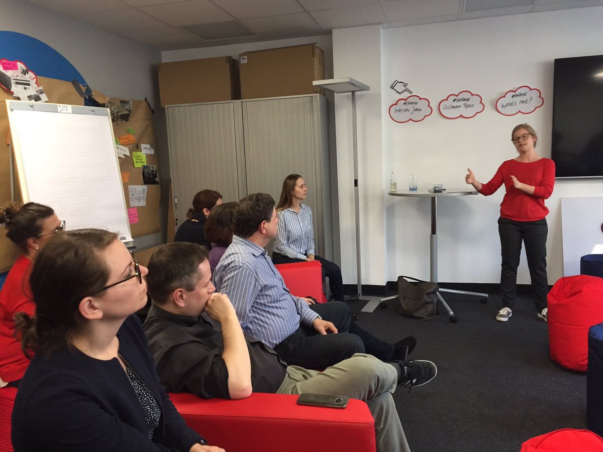 tzinderella's tweet photo. Den zweiten Impuls beim #SocialDinner 2.0 @DigitalLife_DAI gibt @TeJeSp mit dem Thema #DaimlerCONNECT Schulungen 🤓 https://t.co/GtEj9CKsLb