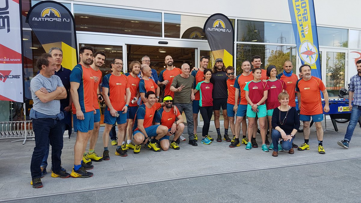 df sport specialist (@dfsport) on Twitter photo Foto di gruppo prima di una corsetta davvero speciale con <a href="/antonkrupicka/">antonkrupicka</a>! #dfsportspecialist Foto di gruppo prima di una corsetta davvero speciale con <a href="/antonkrupicka/">antonkrupicka</a>! #dfsportspecialist