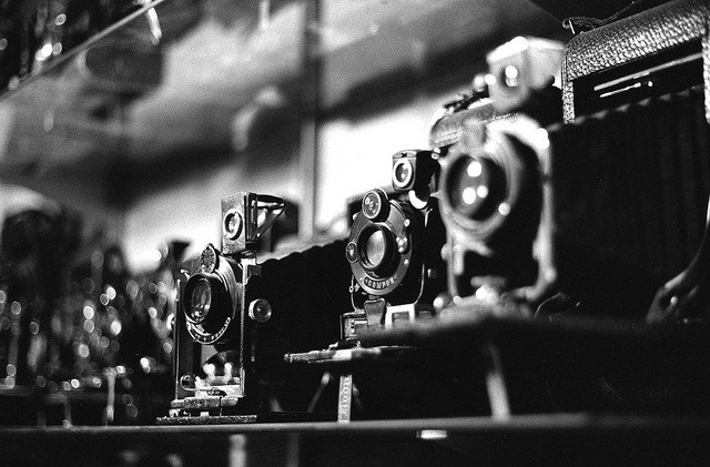 SamuelTPayne's tweet image. Old Glass, Portobello Rd, London. #Olympus OM-4T, #Zuiko 50mm f.1.4, #Rollei Retro 400S, #Rodinal 1:100. flickr.com/photos/synclav…