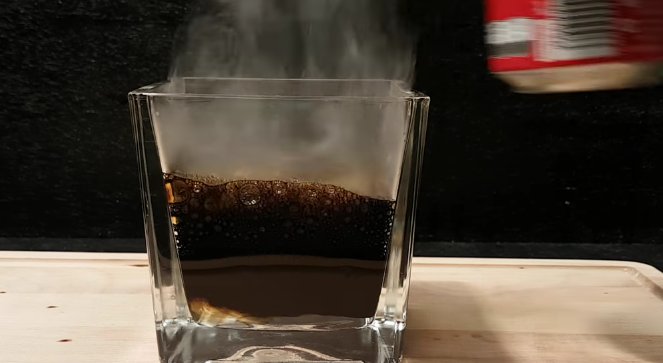 megacanalgdl's tweet photo. Esto pasa cuando tomas refresco de cola #RedesMN #Viraldeldía @meganoticias https://t.co/szUJTTlXQ0 https://t.co/zR8n59TBUn