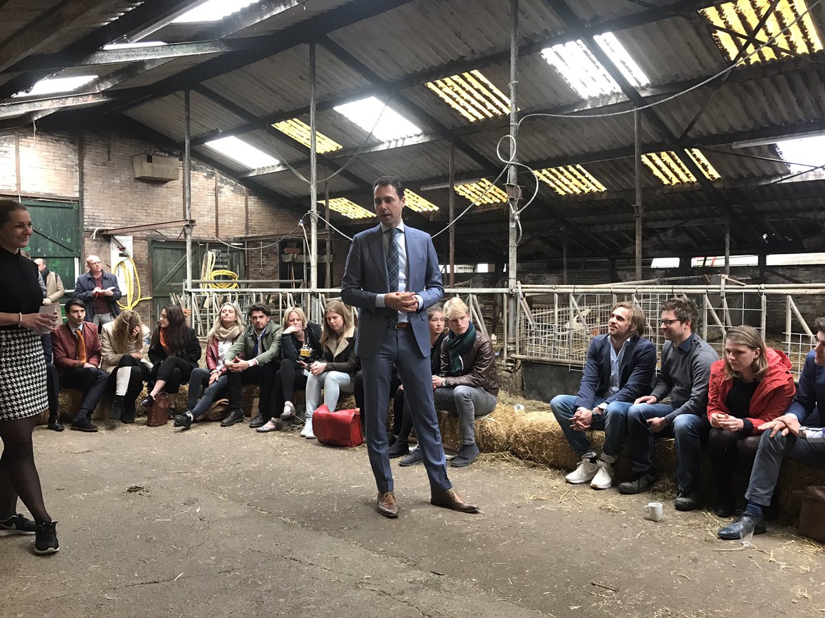 SanderThus's tweet photo. Jonge boeren en ondernemers in de voedselsector is goed gesprek met @martijnvdam over de toekomst van het GLB #toekomstglb @NAJKtweets #yfma https://t.co/UvJbl96oZI