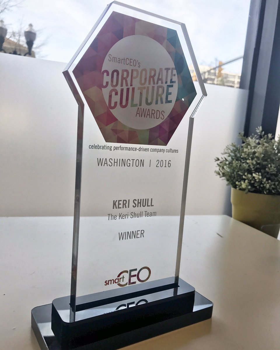 KeriShullTeam's tweet image. We&apos;re THRILLED to receive the @SmartCEO &apos;Corporate Culture&apos; award! 😊