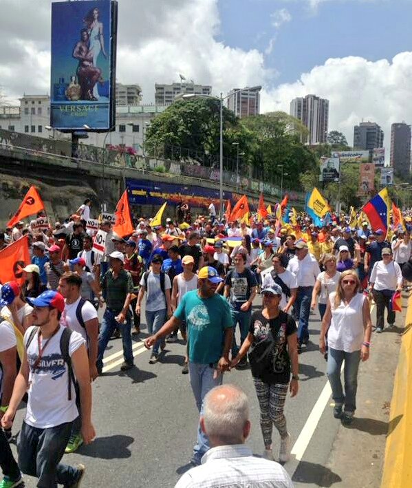 ElNacionalWeb's tweet photo. Que tenga claro el régimen que está frente a un pueblo valiente decidido a cambiar #VzlaTrancaContraElGolpe https://t.co/DDwCtdUScg https://t.co/pwxJSDZ0pd