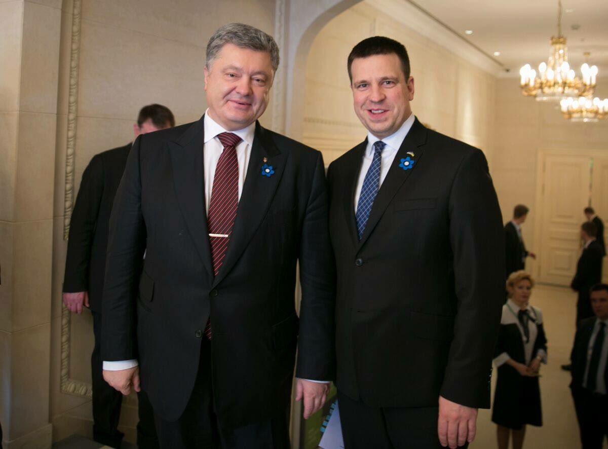 Very pleased that President Poroshenko is supporting Estonian troops by wearing a hepatica pin. #AnnameAu