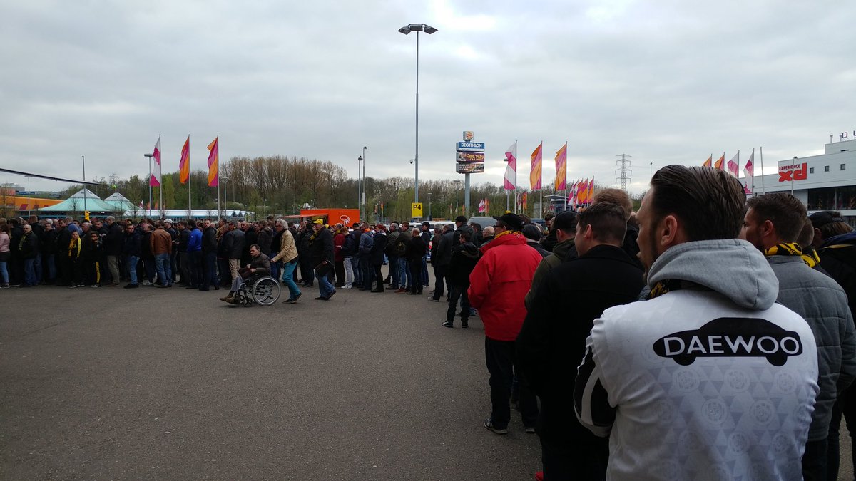 pbloemen78's tweet photo. Schande...#Roda besluit tot eigen actie...aftrap gaan we niet halen. Supportertje pesten door bestuur. #rjcpec #schaamjekapot #eredivisie https://t.co/feipf6aTmQ