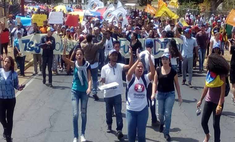 Pese a militarización: Guayaneses protestaron en repudio al #TSJ bit.ly/2oNv9bu