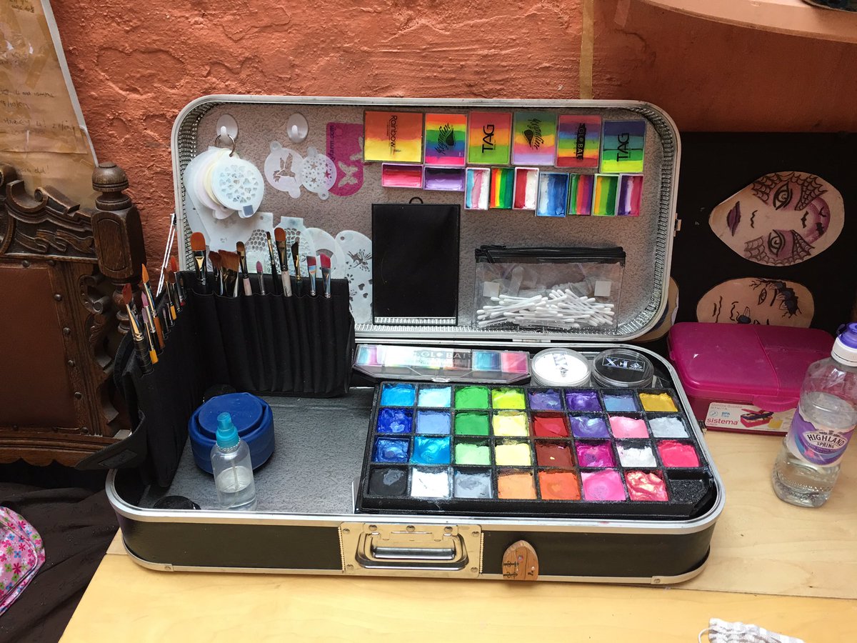 DgFunkyfaces's tweet photo. Aaaand done! Feeling very organised and ready for the weekend. Just waiting for new cards and banner now #facepaintaddict https://t.co/ZBakpjnXUk