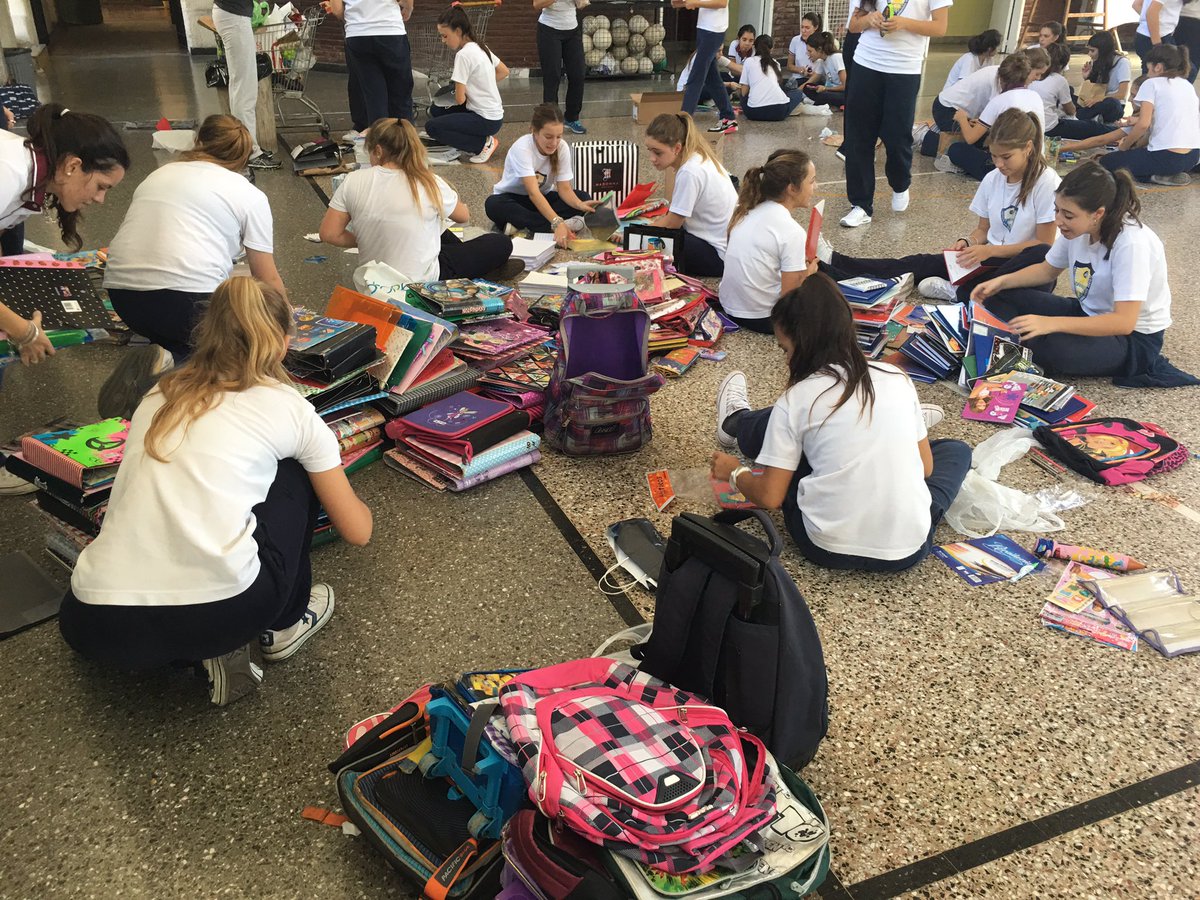 CEA2017's tweet photo. Alumnas organizando los útiles que serán entregados la semana que viene! Recuerden que la colecta se extiende hasta el Martes. 🙏🏼🙏🏼📝📐📖📕📚🖍 https://t.co/0Na6dCDywu