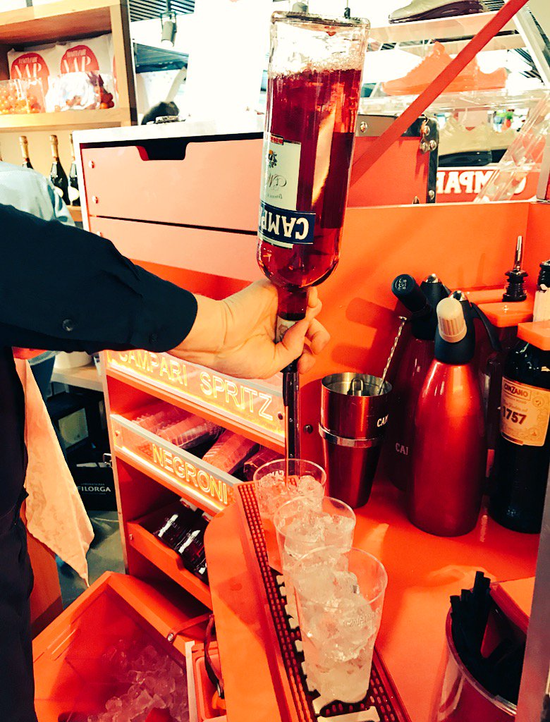 Alla #VanityNapRoom l'aperitivo con <a href="/CampariItalia/">Campari Italia</a> è iniziato! Vi aspettiamo! #campari