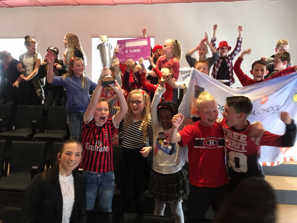 PCBODrAlgra's tweet photo. Wat een prestatie!! Groepen 7 winnen de #Kinderraad 2017 met een fantastisch plan! 5000 euro voor #ontwikkelen  edu #game door centrum lwd! https://t.co/n4HHpDztUg