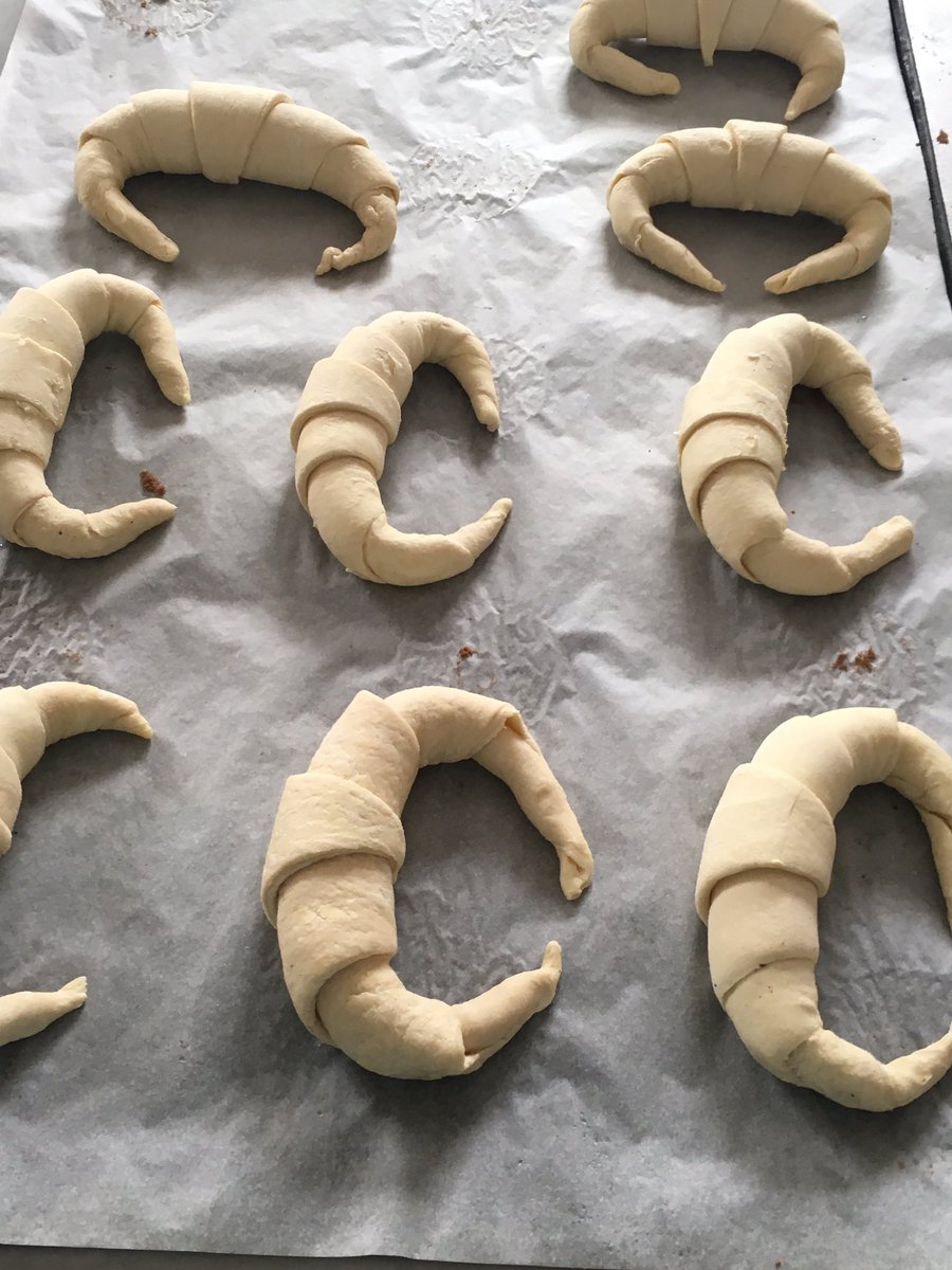 gonzaloansio's tweet photo. Nueva remesa preparada de pan para hamburguesas, para perritos y los nuevos croissant #croissant #productosartesanos #panecitos https://t.co/BETOdx0Bvp