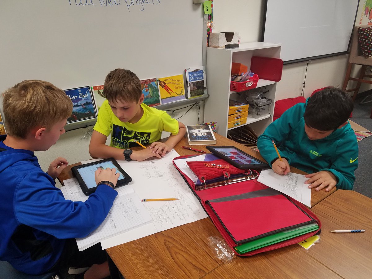 MelanieAMorriso's tweet image. Students are eagerly creating food web presentations to be shown on field trips at a National Park! #frenshare #oakridgetigers