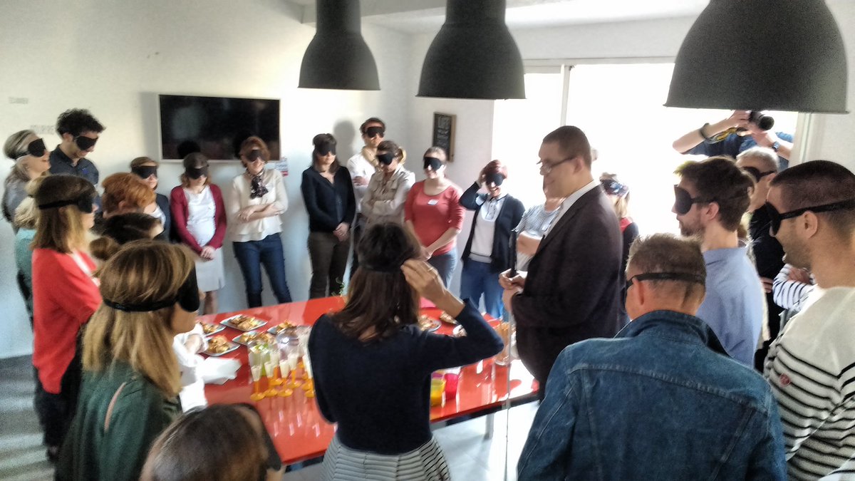 AugustinCourau's tweet photo. J'ose... le buffet dans le noir ! Merci @N_Karasiewicz #Tyresias pour cette #innovationsensorielle @zechangemakers @SmackCoworking https://t.co/48KTZ5leBL