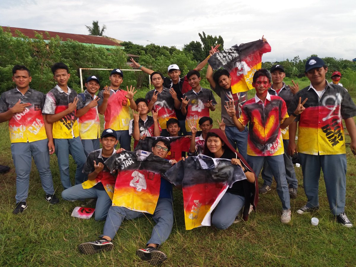 Pokoknya kalian lebih dari sebatas teman,semangat menempuh kehidupan baru cs ,jangan lupa ya sama kita" kalo sukses😂.
#2k17 #storyofschool !