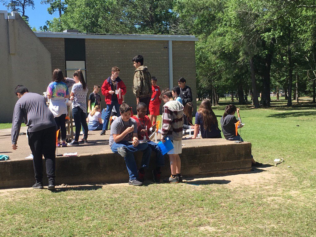 jaynebrandon11's tweet photo. Testing school microhabitats for Nitrates in the soil. #kmscougarpride #7thgradeScienceRocks https://t.co/Dv6v4sqGec