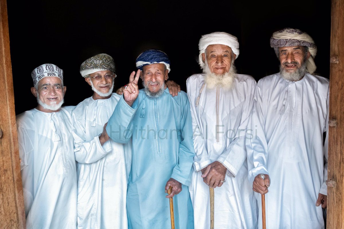 Oman_events's tweet photo. جميلة هي إبتسامة كبار السن ، تخرج بطهر من بين تجاعيد السنين ♥

و حبيتين لعيون شيابنا 😍✌🏻

#بهلا
@FarsiHaitham 📸 https://t.co/X9c07IoOob
