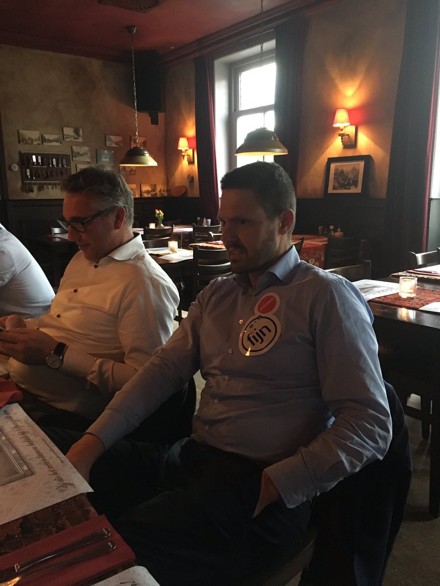 Verdiend afscheid van collega <a href="/RonaldHuijssoon/">Ronald Huijssoon</a>, gaat naar huis met een Fijn Wonen Kippenren, uiteraard NOM, door oa dubbel gaas!