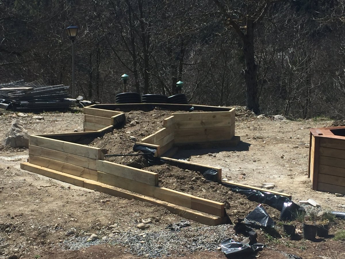 JBiodiversitat's tweet photo. Acabant la construcció de la #mollera del #Jardí de #Biodiversitat de  #Planoles. Hi hem de plantar una #torbera. https://t.co/c6MfxjDjKm https://t.co/UBJr3bNFlR