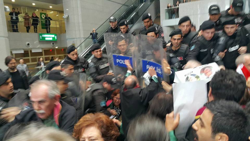 Turquie : la police attaque des avocats manifestant devant le palais de Justice defendlawyers.wordpress.com/2017/04/06/tur…
