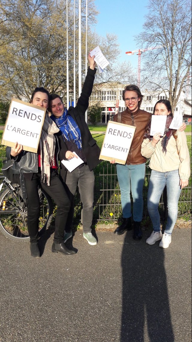 Le <a href="/mjs67/">JeunesSocialistes 67</a> distribue les contrats de travail manquant de Pénélope Fillon devant le meeting de <a href="/FrancoisFillon/">François Fillon</a> #dnainfos <a href="/F3Alsace/">France 3 Alsace</a>