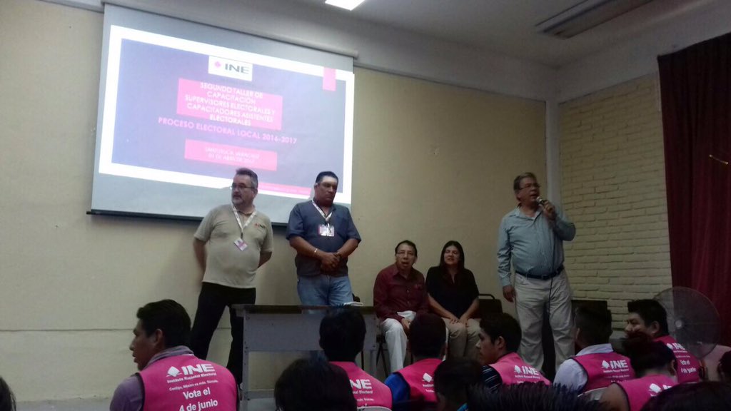 INE_Veracruz's tweet photo. Durante el taller de capacitación a #CAE y SE en la 02 #JuntaDistrital del #INE en Tantoyuca #Veracruz https://t.co/VYGbGHQpOZ