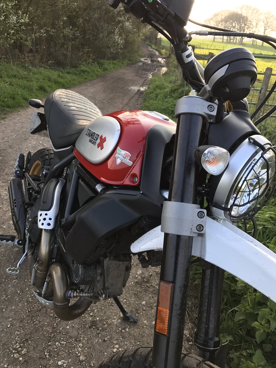 SteveWilfMoore's tweet photo. Fun ride home too. @scramblerducati #desertsled love this bike! Italian style + English countryside 👌🏻@MotoRapidoBSB @DucatiUK https://t.co/x9zIthl5cW
