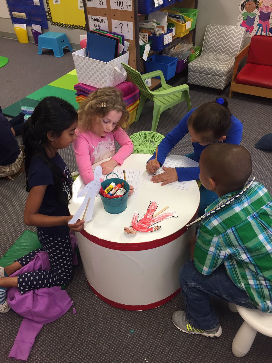 Nathalie_Ludwig's tweet image. More class to class collaboration...this time with electives! African safari experts give authors information to write and report #WZRDPD