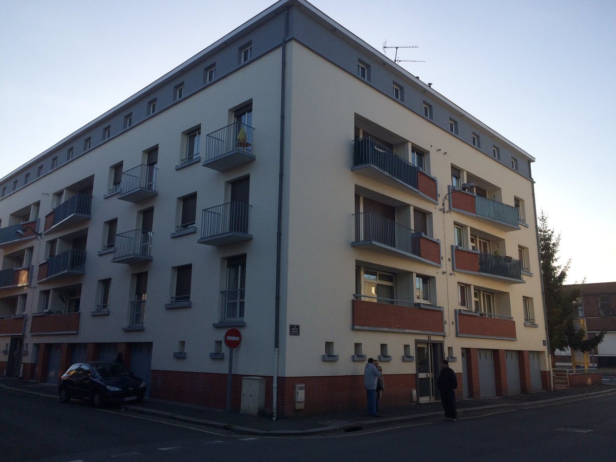 Rosas_Habitat76's tweet photo. Ce soir réunion avec les locataires îlot U à #elbeuf @habitat_76 , informations sur les #travaux de #réhabilitation #CPE. Bientôt à suivre https://t.co/xfqXX5q8hI