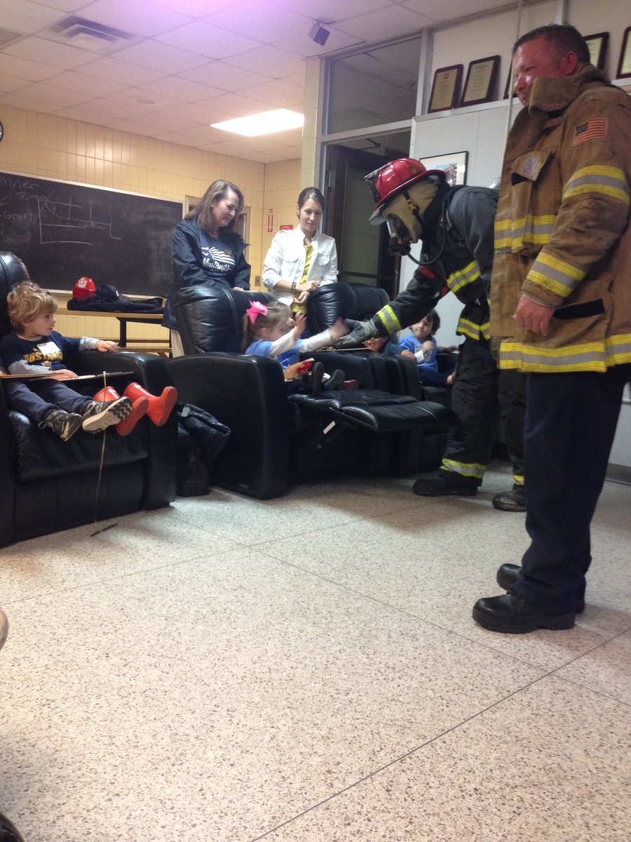 SacevedoMVPS's tweet photo. Watching a fire fighter get ready to go into a fire. #mvlittles #firestationproject https://t.co/v4V54o7n98