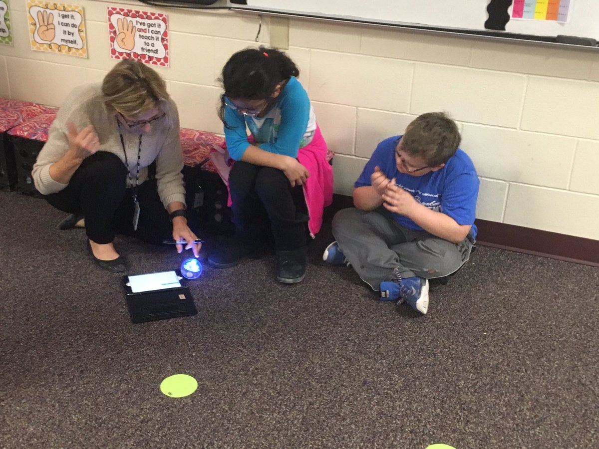 MsDarling3's tweet photo. Exploring sphereos with Mrs.Johnson! Wow, we had so much fun!! #STEAM #GfSchools #Gfpsla https://t.co/CtB2WKTJIm