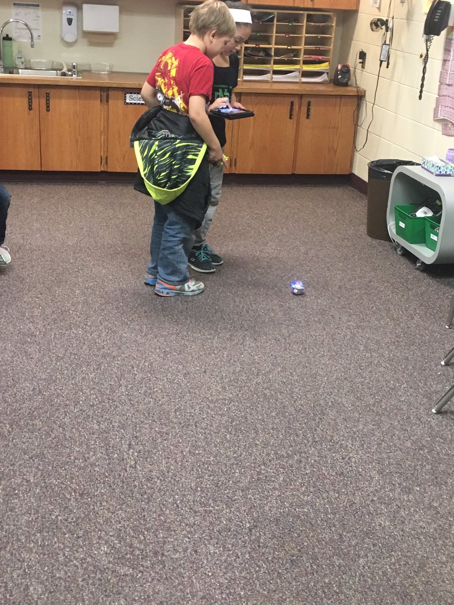 MsDarling3's tweet photo. Exploring sphereos with Mrs.Johnson! Wow, we had so much fun!! #STEAM #GfSchools #Gfpsla https://t.co/CtB2WKTJIm