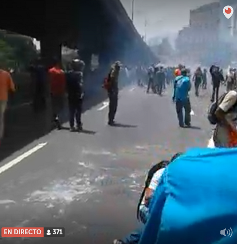 ReporteYa's tweet photo. #6Abr 1:45pm Bombas lacrimógenas en la autopista Francisco Fajardo a la altura de Bello Monte https://t.co/EudFMRWoJj
