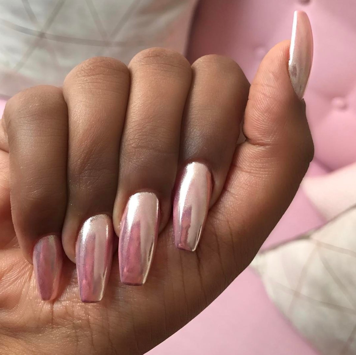 YAAAAS! We need rose gold chrome nails 😍 (📷<a href="/wenaildit/">Nail'd it</a>)