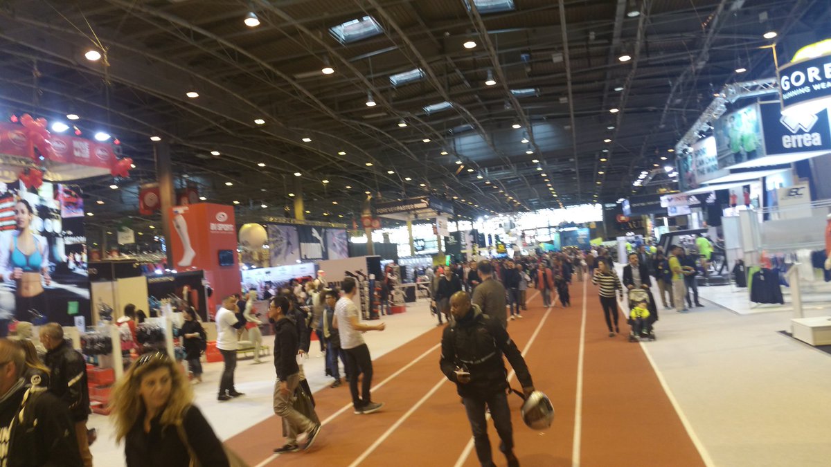 Nassima_OUAIL's tweet photo. Salon du #running (poke @LaParisienne6km) en attendant la prochaine course (poke @Assia_H @Remi_Aubert) 😛🏃 https://t.co/6mNUjpYM9V