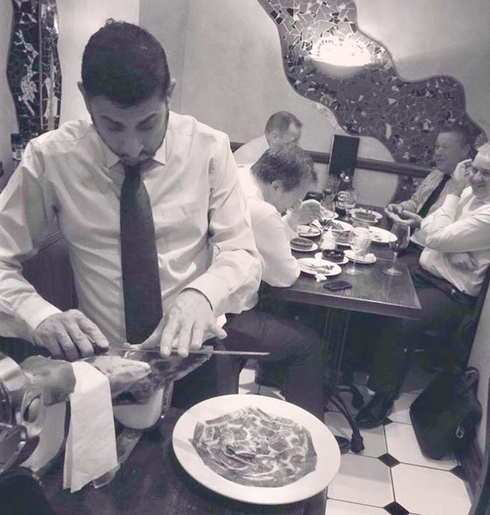 deVinosUK tweet media