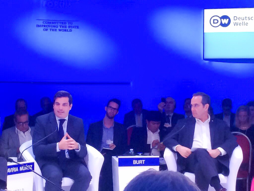 ramfer2007's tweet photo. En pánel de pobreza del Con @martinburt @CaroStanley @Familiar_BM y el CEO de @Millicom, Mauricio Ramos. Representando @mintrabajo #WEF #LA https://t.co/2bpFEVT04A