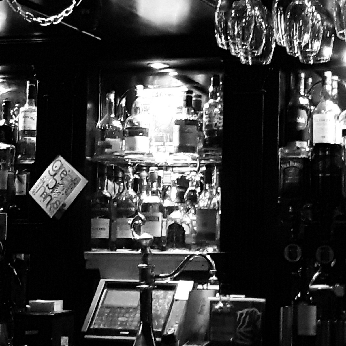 Edinpubs1's tweet photo. The Old Bell Causwayside...#blackandwhitephotography #barnoir #nighttimedrinking https://t.co/5og4mrQELX