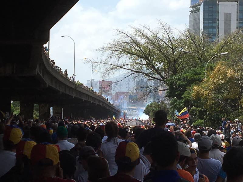 MariaCorinaYA's tweet photo. Alerta! En este momento desde la autopista, miles y miles de venezolanos enfrentamos la dictadura;están reforzando para reprimir más https://t.co/dJMmdPQjAE