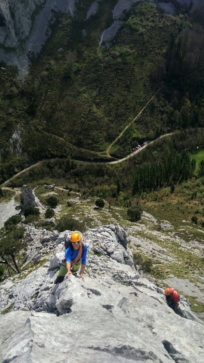 Escalando con mi amigo Zigor #FelizJueves #Atxarte #escalada #entrenafuerte #deporte #escaladaDeportiva #escalada #montañismo #aventura