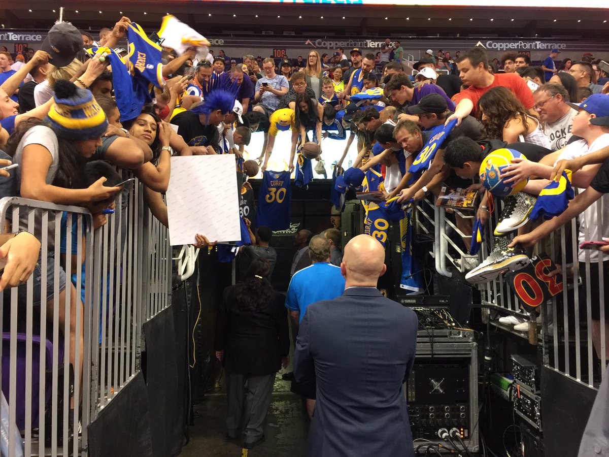 LetsGoWarriors's tweet photo. Remnant pic of #DubNation surrounding #StephCurry last night in PHX. πππ #rollthick https://t.co/QxqXOBTX18