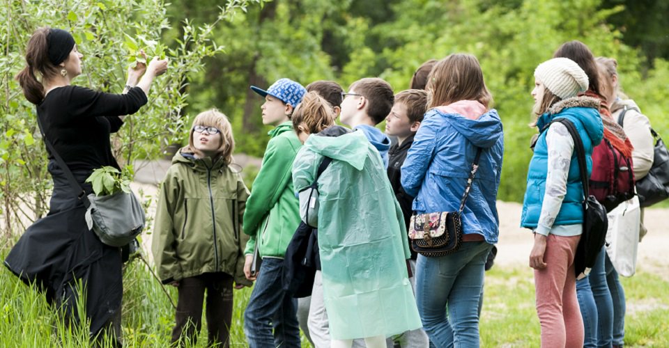 Jak uczyć  lekcje przyrody w terenie?Bezpłatne scenariusze dla nauczycieli Fundacji Uniwersytetu Dzieci. Polecamy bit.ly/2nPFCSZ